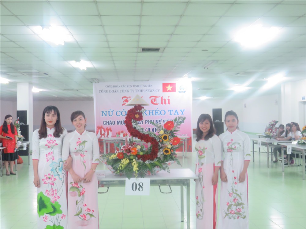 Đội đoạt giải nhất cuộc thi “Nữ công khéo tay” CĐCS Cty TNHH Sews – Components Việt Nam. Ảnh: T.A