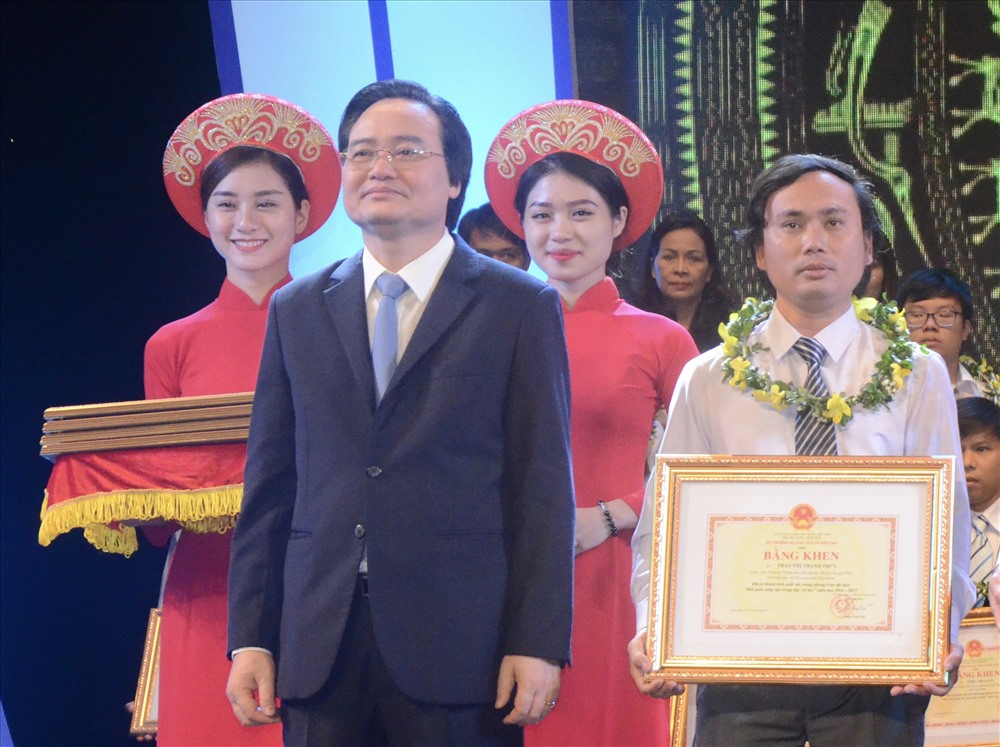 Thầy giáo Ninh Văn Dậu (phải) nhận Bằng khen từ Bộ trưởng Bộ GDĐT Phùng Xuân Nhạ. Ảnh: HN.