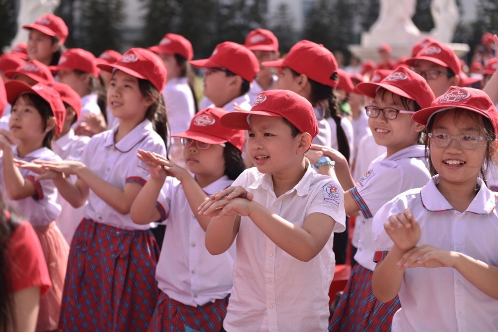 Hơn 2.000 em học sinh đồng diễn điệu nhảy “Rửa tay với xà phòng” thể hiện tinh thần quyết tâm đem thói quen rửa tay với xà phòng đến nhiều người hơn, từ đó bảo vệ sức khỏe của hàng triệu bàn tay Việt.