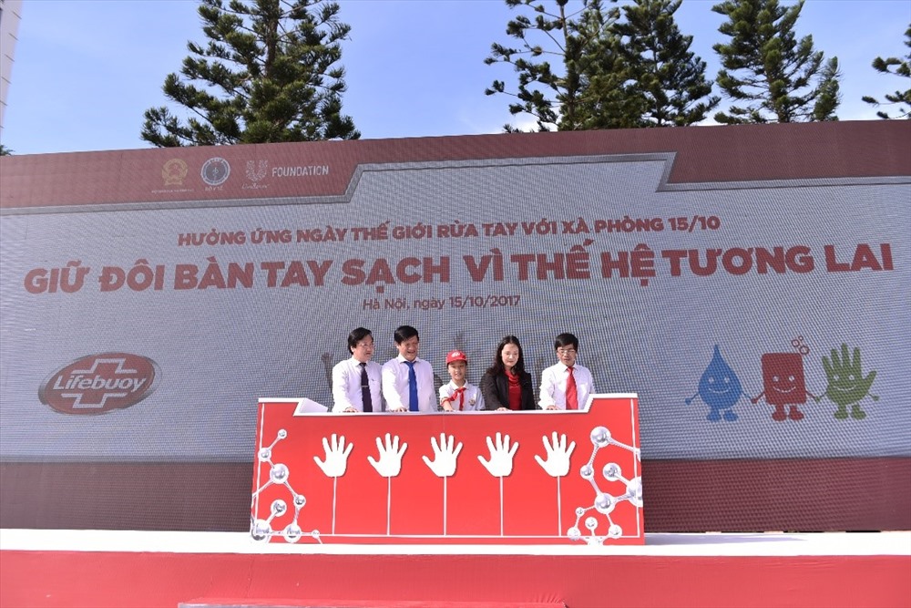Các đại biểu cùng thực hiện nghi thức rửa tay với xà phòng thể hiện sự đồng lòng duy trì thói quen tốt giúp phòng chống dịch bệnh vì một Việt Nam khỏe mạnh. 