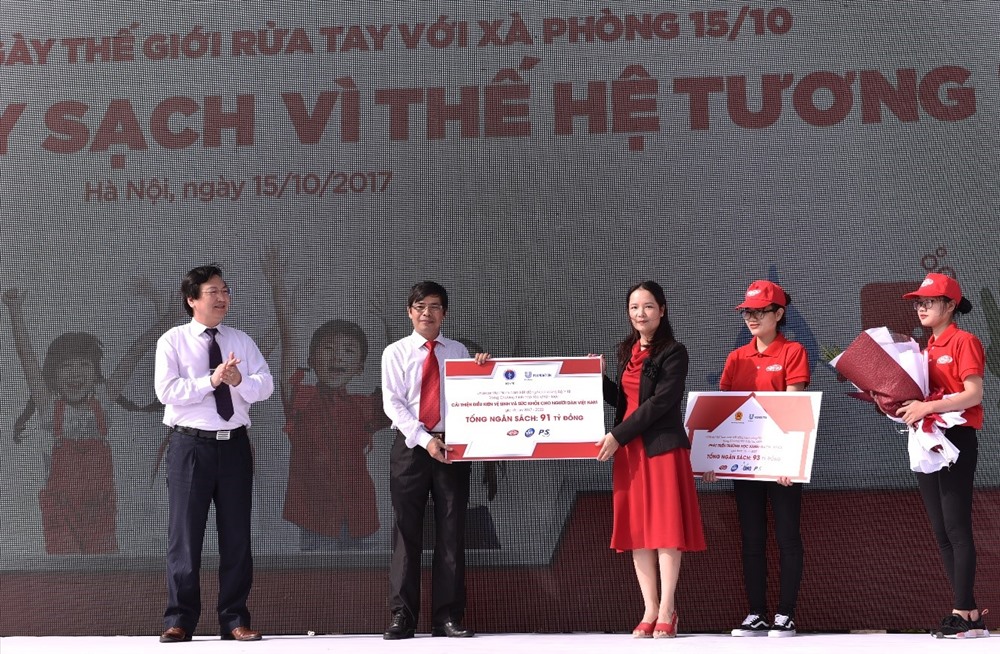 Đại diện Bộ Y tế, Bộ Giáo dục và Đào tạo nhận bảng tài trợ tượng trưng từ Quỹ Unilever Việt Nam, thể hiện cam kết chung tay đồng hành trong giai đoạn tiếp theo.