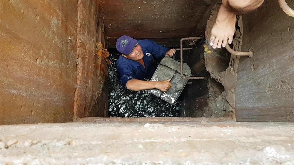 Vào giữa tháng 7, công nhân đã trục lên rất nhiều chất màu trắng đục cản trở dòng chảy cống thu nước từ đường Nguyễn Hữu Cảnh về máy bơm. Ảnh: Trường Sơn