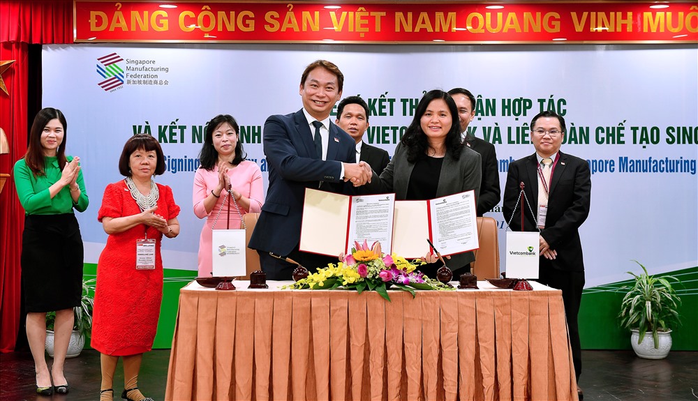 Bà Đinh Thị Thái - Phó Tổng giám đốc Vietcombank và ông Ông Douglas Foo  - Chủ tịch SMF đại diện 2 bên ký kết thỏa thuận hợp tác