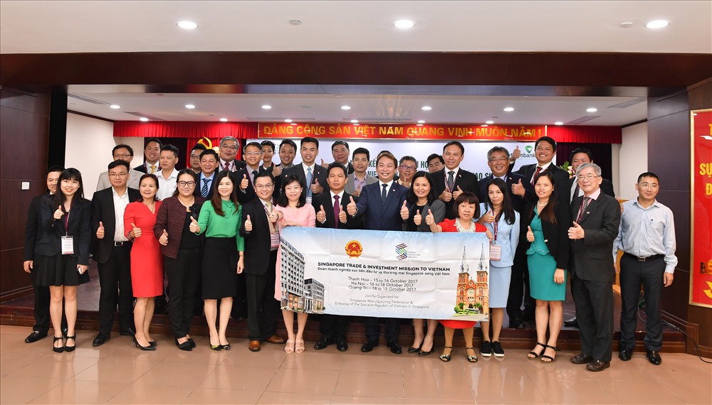 Đại diện lãnh đạo Vietcombank, SMF cùng các doanh nhiệp, khách hàng chụp hình lưu niệm tại buổi lễ lý kết