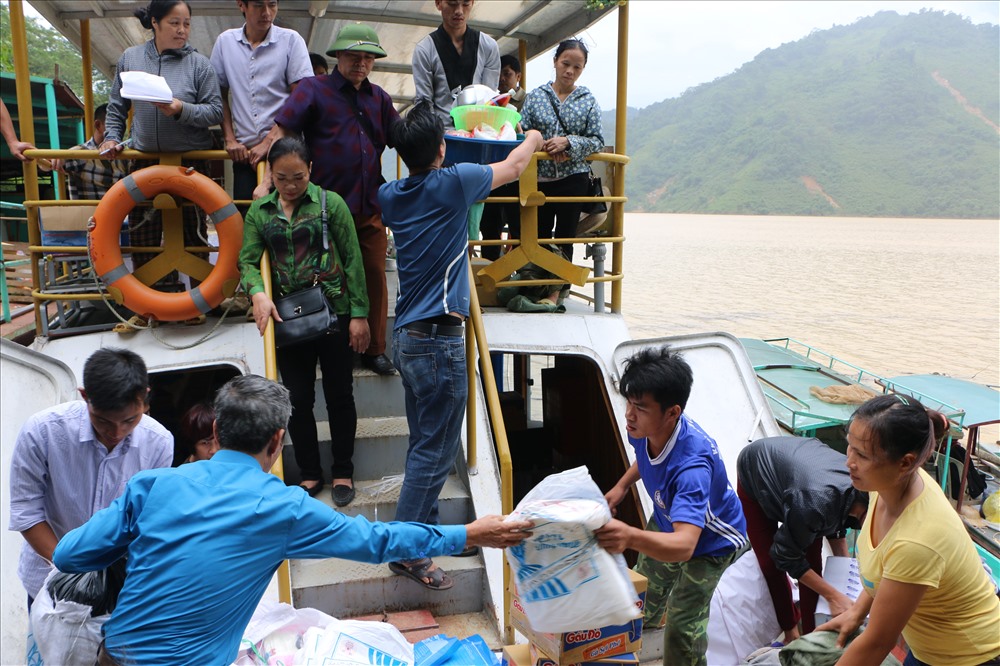 Các hộ dân xóm Nhạp xã Đồng Ruộng huyện Đà Bắc nhận hàng cứu trợ. Ảnh: T.Hải