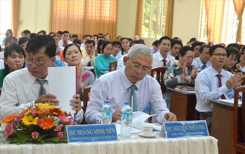 Ông Nguyễn Thiện Phú - Chủ tịch LĐLĐ tỉnh cùng BTV và lãnh đạo LĐLĐ các huyện, thị, thành phố đến dự rút kinh nghiệm.