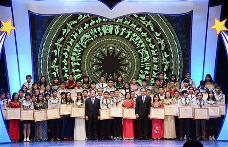127 thầy cô giáo, học sinh được vinh danh tại Lễ tuyên dương.