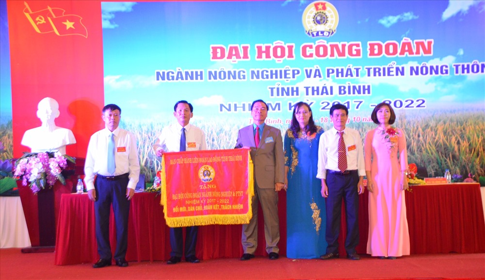 LĐLĐ tỉnh Thái Bình tặng cờ cho Đại hội Công đoàn NNPTNT nhiệm kỳ 2017-2022.
