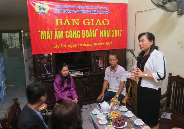 Bà Trần Thị Thu Hường - Ủy viên thường vụ, Trưởng ban Dân vận Quận ủy Tây Hồ phát biểu tại buổi lễ. Ảnh: Xuân Trường