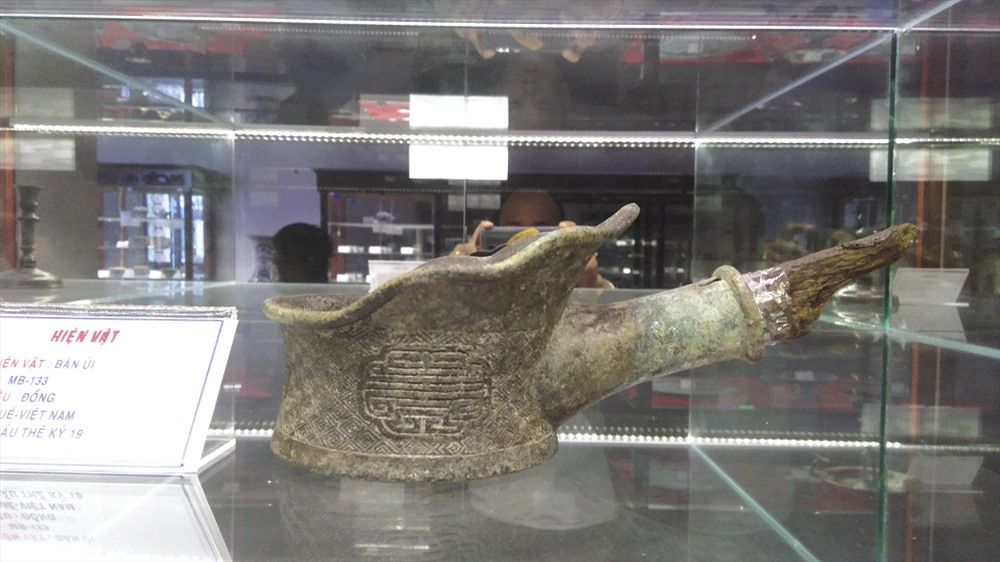 Bàn ủi – một trong những hiện vật liên quan đến bà Châu Thị Vĩnh Tế được trưng bày ở bảo tàng. Ảnh: T.M