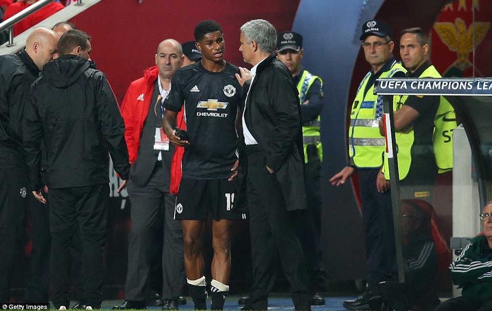HLV Mourinho động viên Rashford sau khi cầu thủ này phải rời sân sớm do chấn thương. Ảnh: Getty Images.