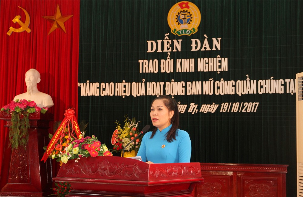 Đồng chí Nguyễn Thị Thu Hà - Phó Chủ tịch LĐLĐ tỉnh Quảng Trị phát biểu tại diễn đàn “Nâng cao hiệu quả hoạt động ban nữ công quần chúng”. Ảnh: Hưng Thơ.
