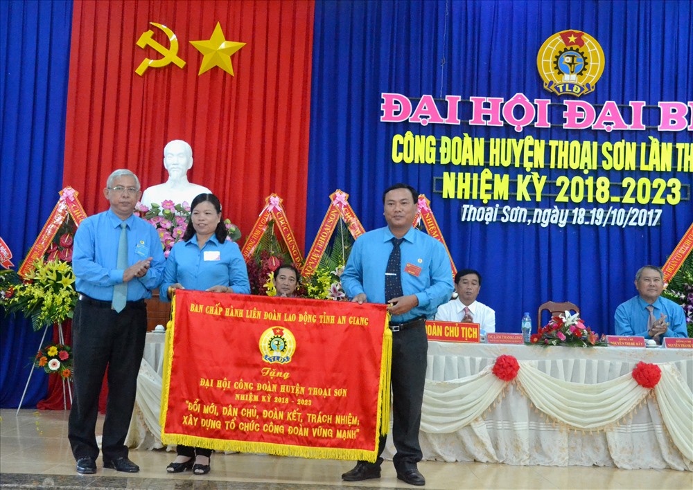 Thay mặt BTV LĐLĐ tỉnh An Giang, ông Nguyễn Thiện Phú tặng bức trướng cho ĐH.