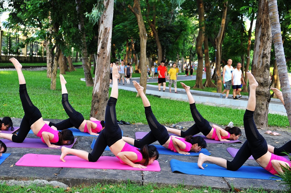 Một nhóm tập yoga do một cô giáo xứ Thanh dẫn đi dã ngoại.