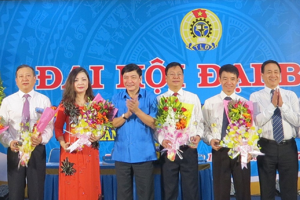 Chủ tịch Tổng LĐLĐVN Bùi Văn Cường tặng hoa BCH CĐ VIAGS nhiệm kỳ 2013-2017. Ảnh: LÊ TUYẾT