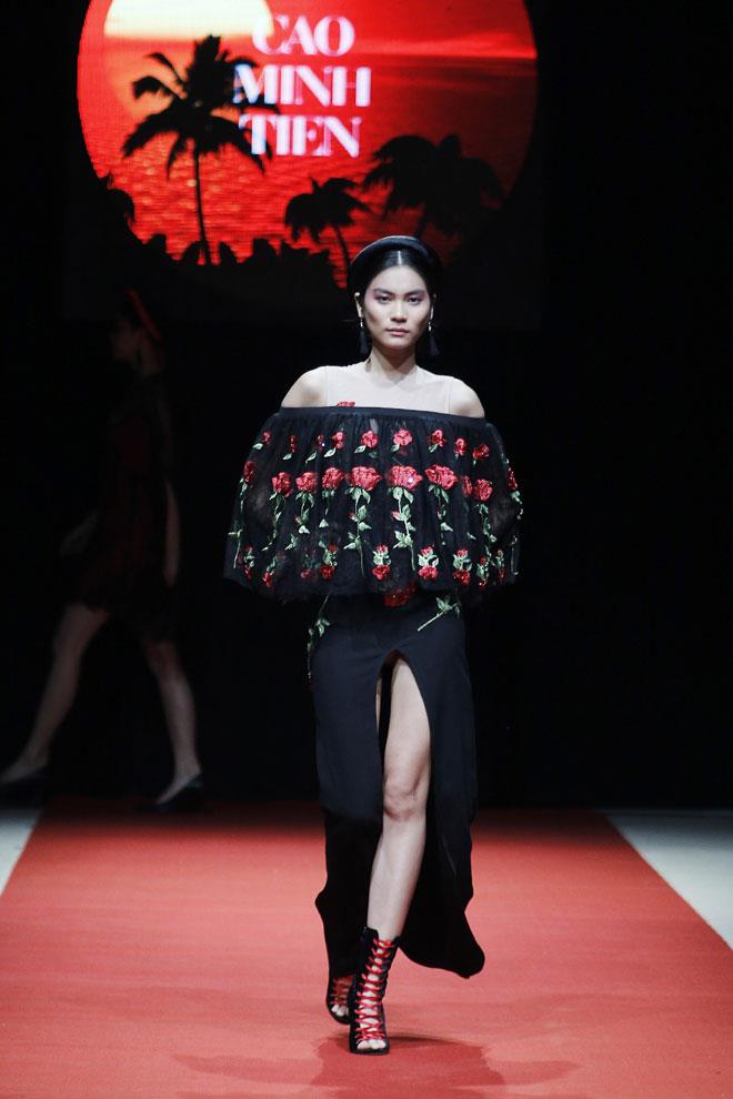 Và tại Tuần lễ thời trang Xuân Hè năm nay, Kim Dung đã chứng tỏ được bản lĩnh ‘ngôi sao’ của mình với những sải bước đầy chuyên nghiệp và thần thái toả sáng trên sàn catwalk.