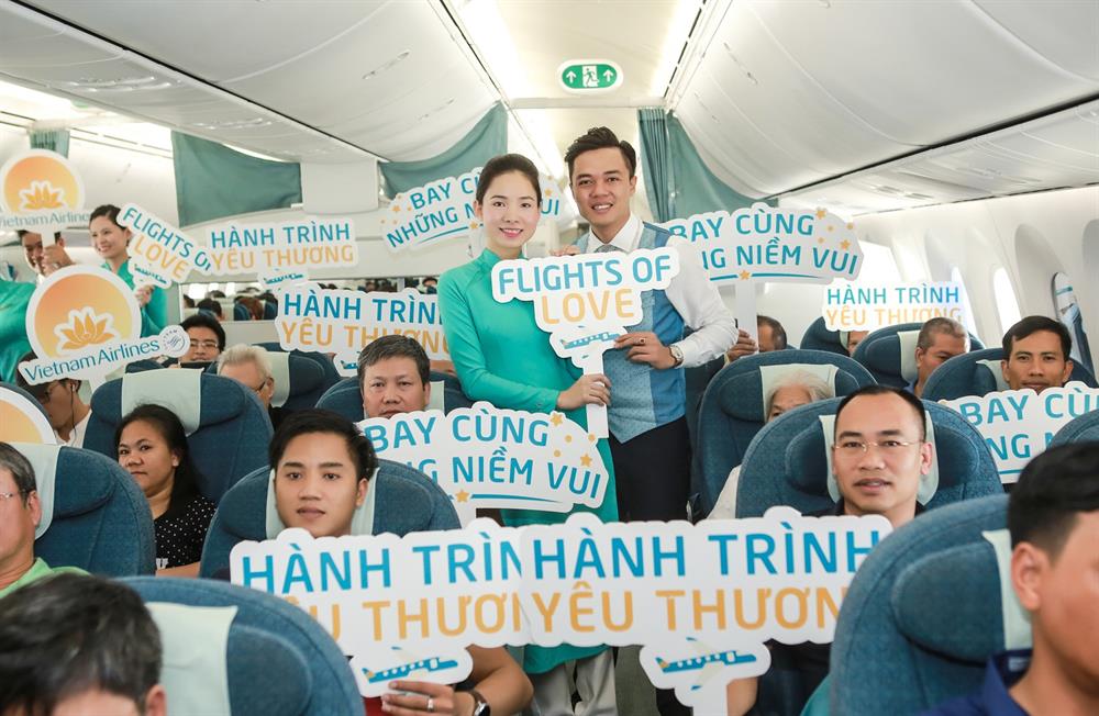Hành khách vui vẻ, thích thú trước những món quà bất ngờ và ý nghĩa của VNA