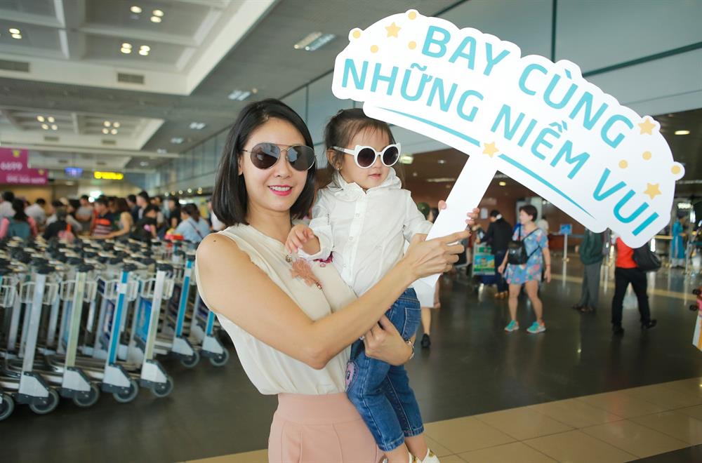 Hành khách vui vẻ, thích thú trước những món quà bất ngờ và ý nghĩa của VNA