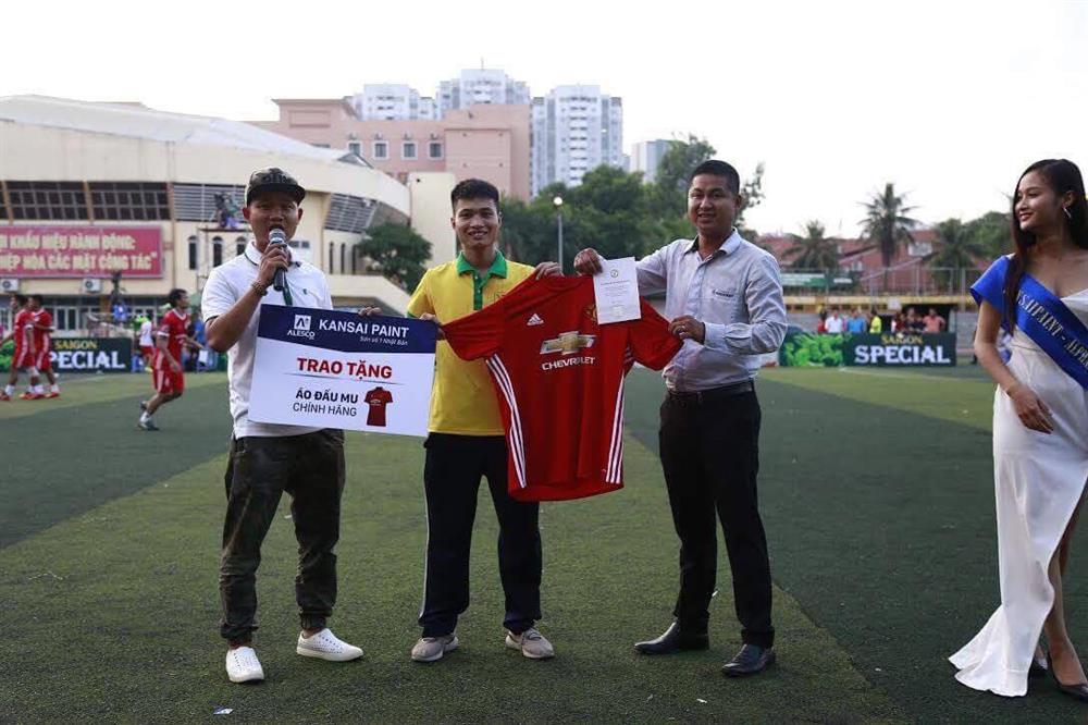 CĐV Văn Minh nhận món quà đặc biệt là chiếc áo đấu chính thức của M.U có chữ ký của tiền vệ Herrara