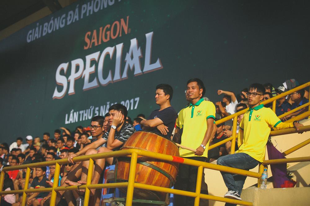 Khán giả của FC Văn Minh lặn lội từ Nghệ An ra Hà Nội cổ vũ đội bóng quê hương. 