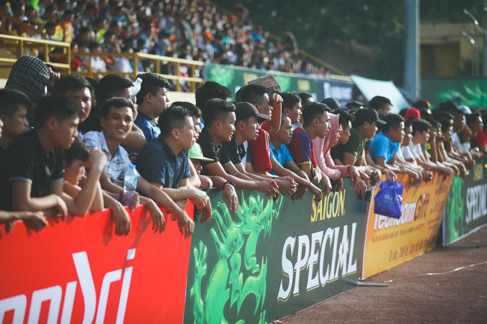 Mặc dù BTC đã rất cố gắng tạo điều kiện để các khán giả có mặt cổ vũ đội bóng, tuy nhiên do sức chứa sân An Ninh có hạn.