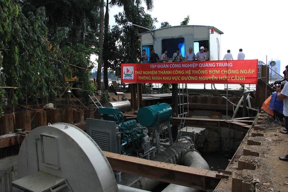 bơm chống ngập công suất lớn được đặt ở đường Nguyễn Hữu Cảnh. Ảnh: M.Q