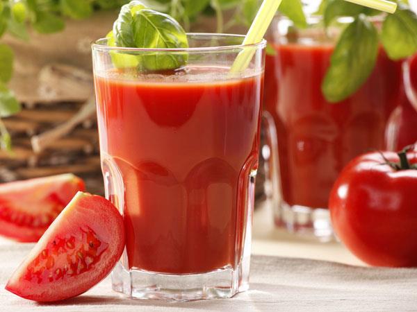 Để bảo toàn hầu hết các dưỡng chất, nên dùng cà chua tươi, xay nhuyễn (nguồn: internet)