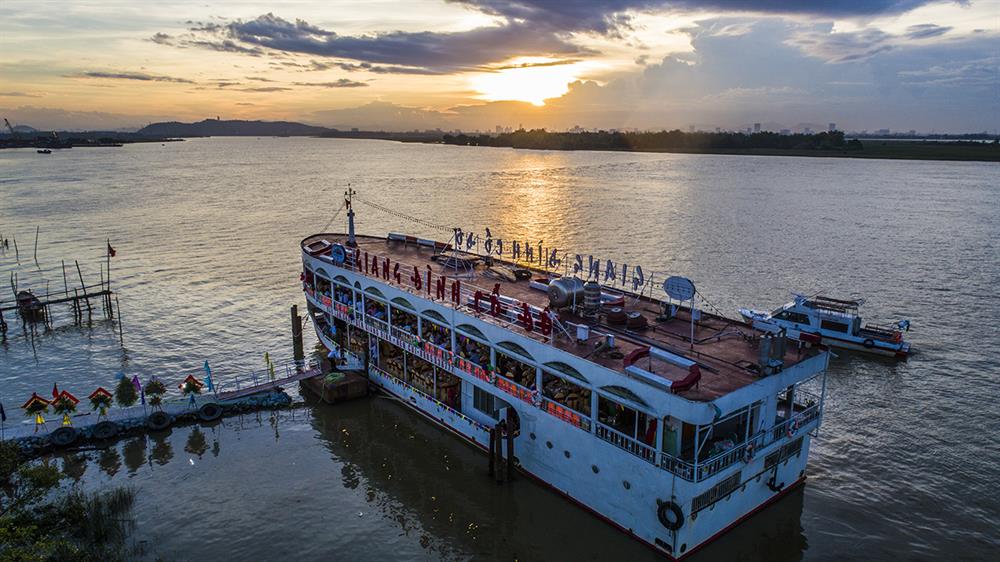 Ngồi trên du thuyền đồ sộ, du khách thưởng thức những cảnh đẹp dân dã của sông nước xứ Nghệ. Ảnh: Sỹ Minh