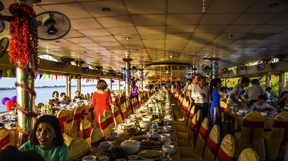 Trên du thuyền, có nhà hàng phục vụ các món ăn đặc sản truyền thống của xứ Nghệ. Ảnh: Sỹ Minh