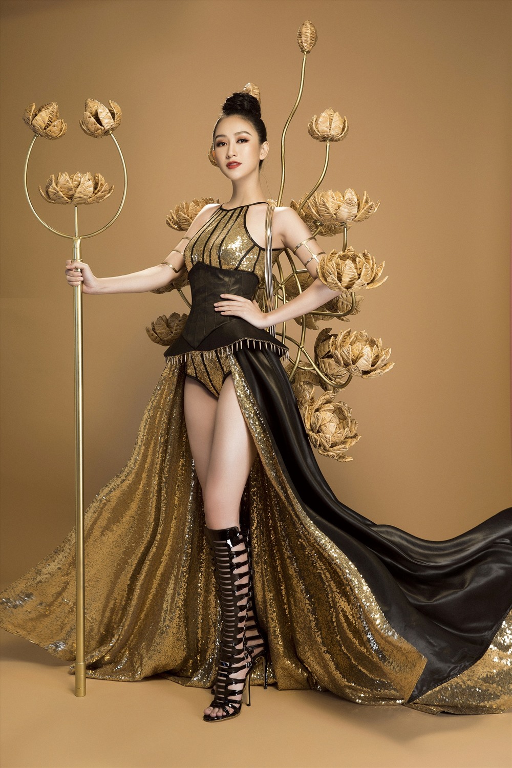Bộ trang phục lột tả vẻ đẹp phụ nữ Việt. Ảnh:LTV