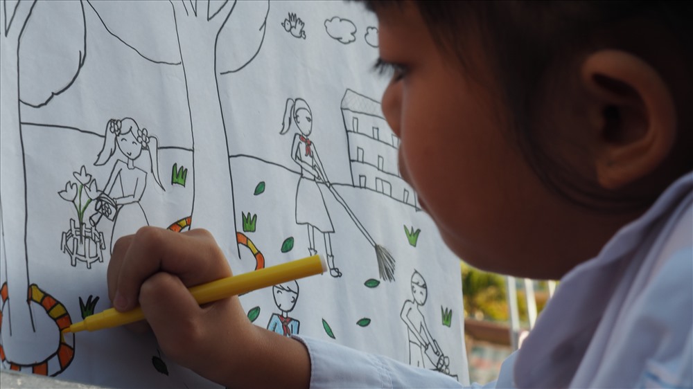 Một em nhỏ  trường tiểu họ Quảng Hanh vẽ tranh bảo vệ môi trường. Ảnh: T.N.D
