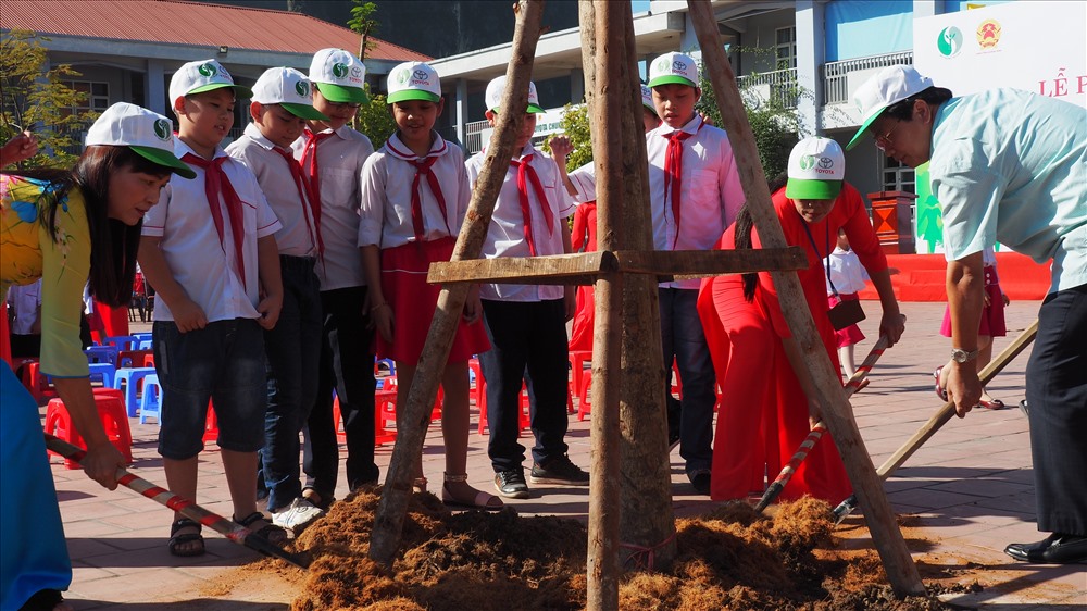 Các đại biểu cùng thầy cô trường Tiểu học Quang Hanh trồng cây xanh xung quanh trường. Ảnh: T.N.D