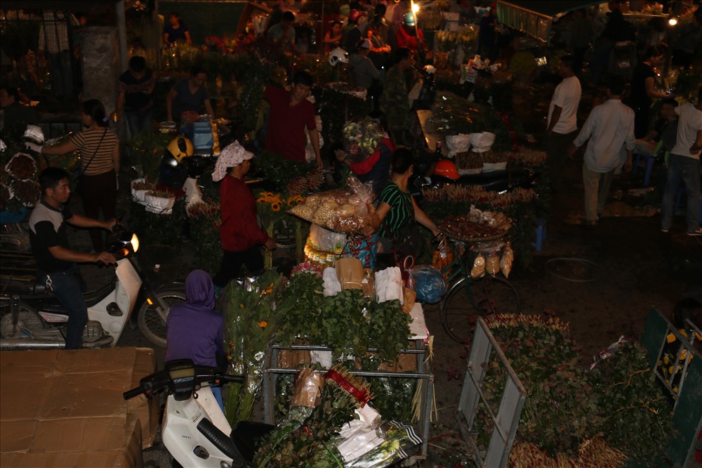 Ngay từ 2h sáng , chợ hoa tấp nập người mua và kẻ bán ,các tiểu thương tranh thủ lựa chọn hoa để kịp giờ bán