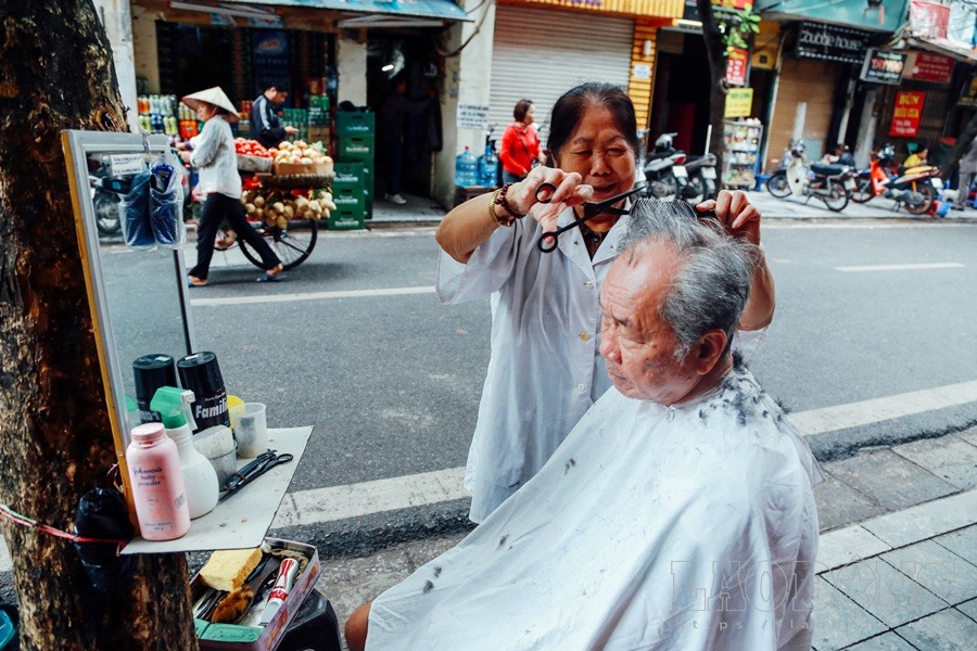 Tiệm cắt tóc đơn giản của bà Phạm Thị Thu (80 tuổi) trên phố Hàng Buồm (quận Hoàn Kiếm, Hà Nội) là nét đẹp giữa phố cổ thu hút mọi ánh nhìn của du khách tứ phương và địa chỉ quen thuộc của những vị khách thích kiểu cắt với đồ nghề xưa cũ