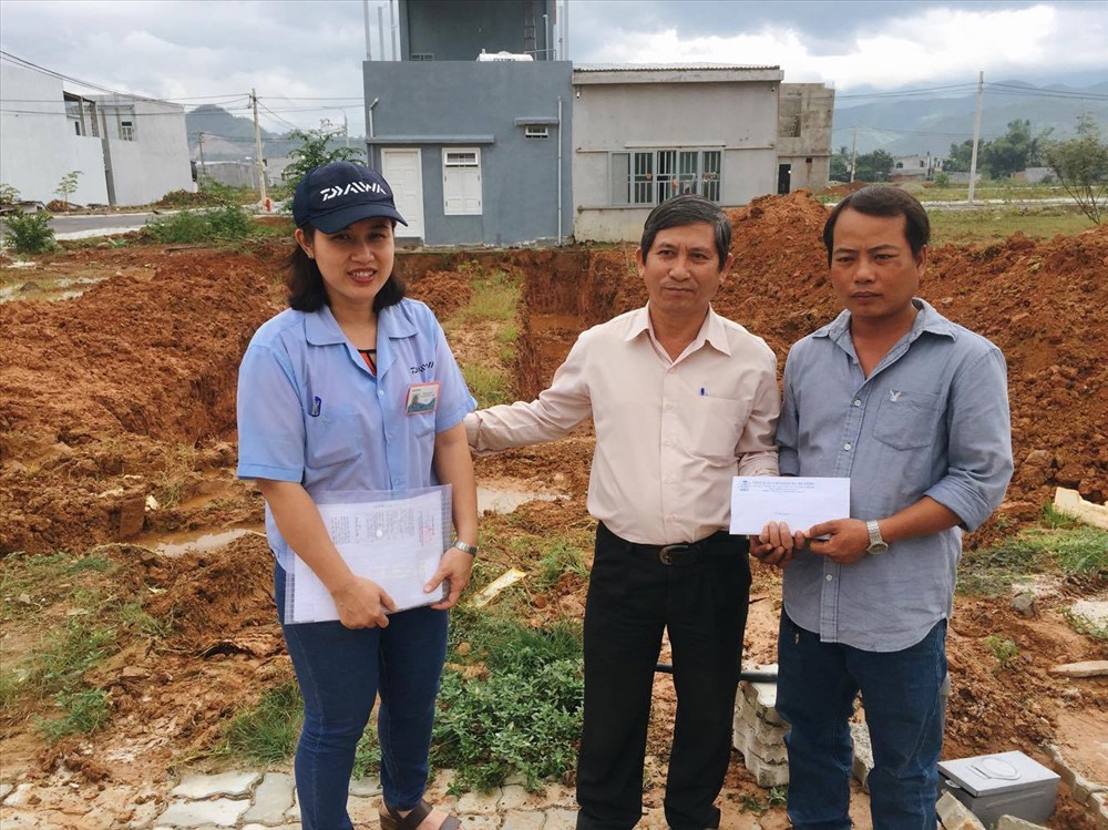 Phía công đoàn Cty Daiwa Việt Nam và LĐLĐ Đà Nẵng trao tiền hỗ trợ xây nhà cho gia đình chị Nguyễn Thị Dung. Ảnh: ML