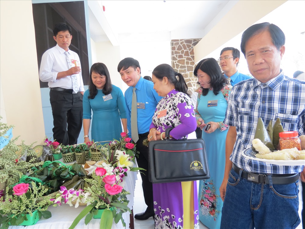 Chủ tịch Tổng LĐLĐ Việt Nam Bùi Văn Cường thăm các gian hàng đặc sản địa phương