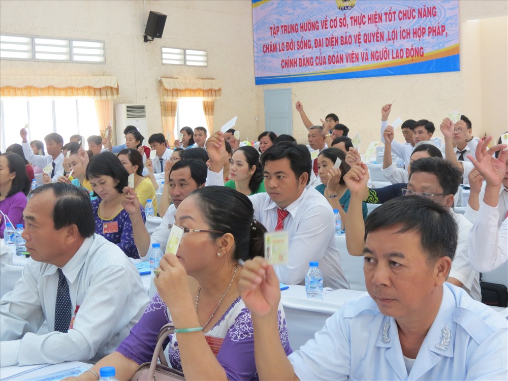 Đại biểu biểu quyết thông qua các Nghị quyết ĐH CĐ huyện Trảng Bàng