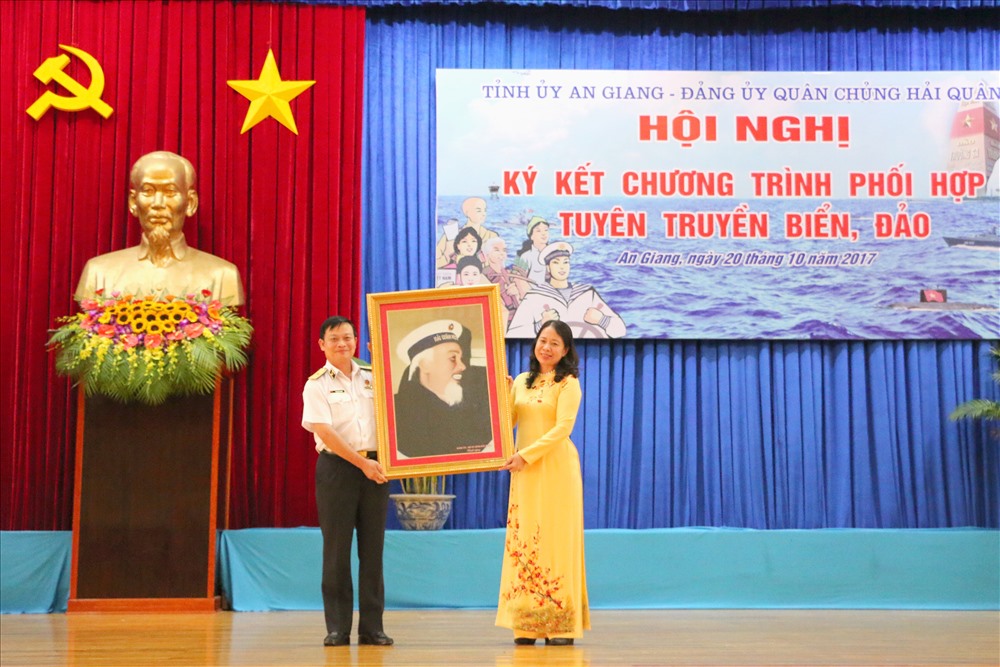 Thiếu tướng Trần Hoài Trung trao tặng bức ảnh “Bác Hồ đội mũ Hải quân” cho Bí thư Tỉnh ủy An Giang Võ Thị Ánh Xuân.