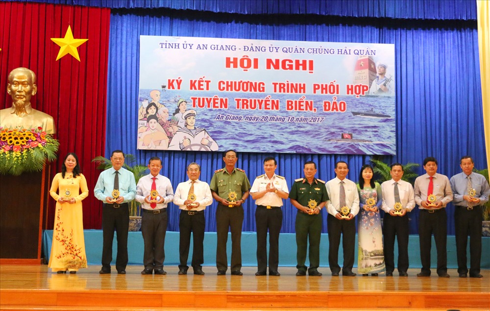 Đại diện QCHQVN trao vật kỷ niệm cho các đồng chí trog BTV Tỉnh ủy An Giang.