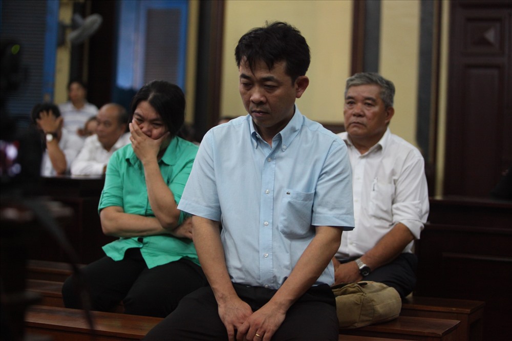 Trả lời các câu hỏi của luật sư, bị cáo Nguyễn Minh Hùng thừa nhận cấp dưới không biết phi vụ buôn lậu thuốc. Sang phần tranh luận, VKSND Cấp cao đề nghị hủy toàn bộ án sơ thẩm...