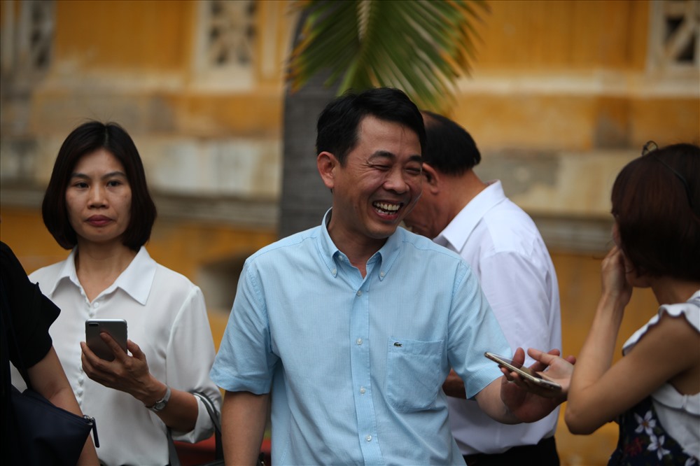 Bị cáo Nguyễn Minh Hùng từ chối trả lời báo chí vì vẫn chưa hết căng thẳng.