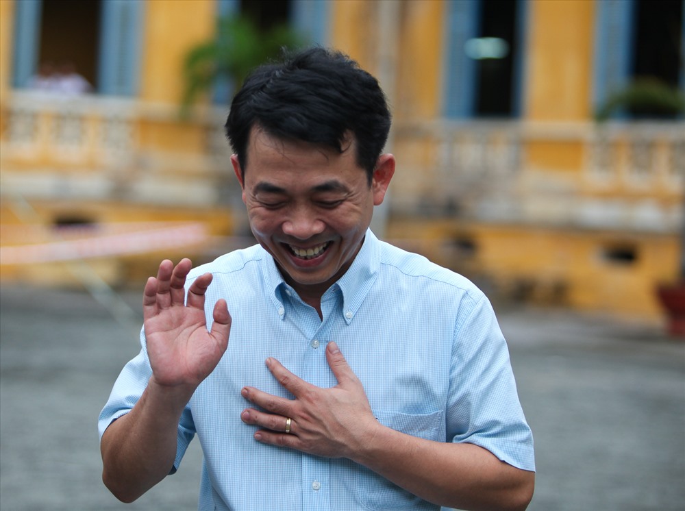 Mặc dù vậy thì bị cáo Nguyễn Minh Hùng vẫn cười tươi khi ra về.