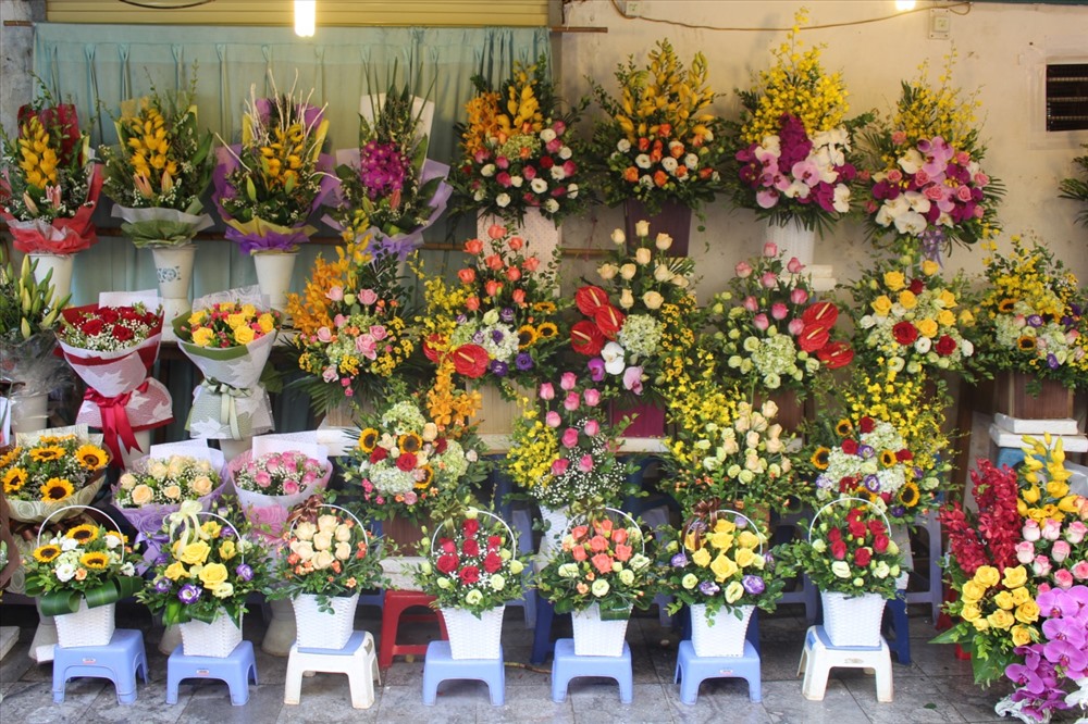 Nhiều mẫu hoa đa dạng được bày bán trên phố Cầu Gỗ (Hoàn Kiếm – Hà Nội). Ảnh: Lại Trang