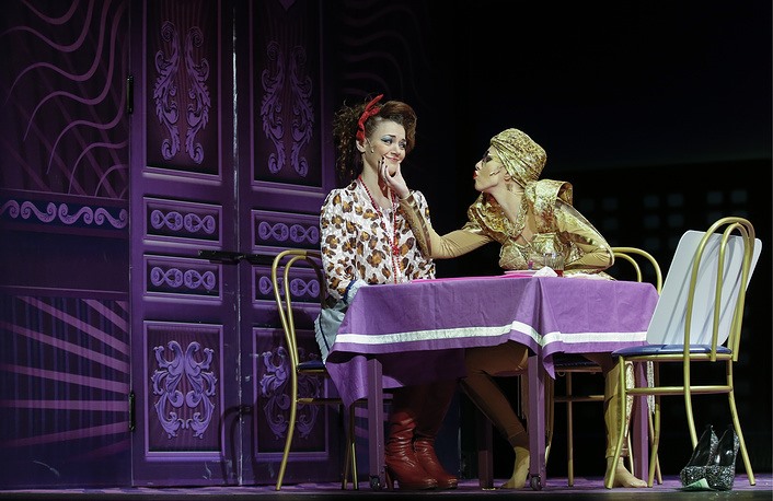 Ksenia Sobchak (phải) biểu diễn trong một vở kịch ở Nhà hát quốc gia tại Mátxcơva. Ảnh: Tass. 