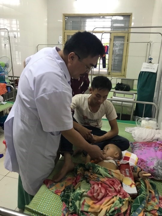 Bác sĩ Thái Văn Bình thăm khám bệnh nhân sau ca phẫu thuật