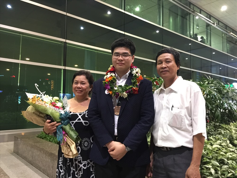 Bá Phước và bố mẹ tại sân bay