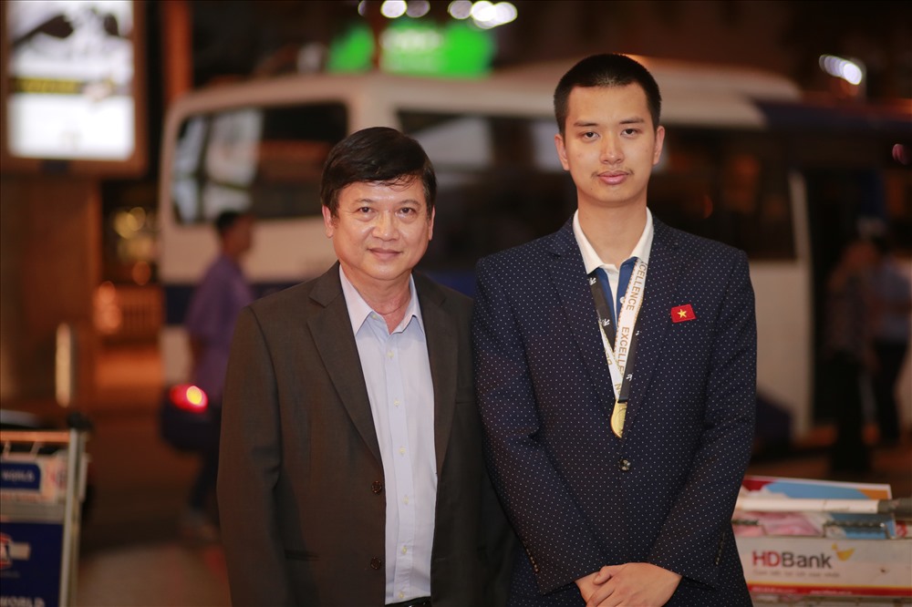 Ông Nguyễn Văn Đạo - Phó TGĐ Samsung (trái ảnh) chúc mừng Nguyễn Văn Tuấn với nghề thiết kế kỹ thuật cơ khí CAD