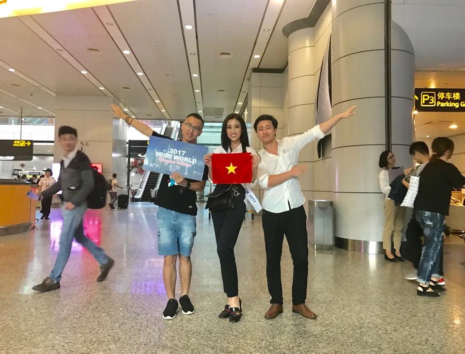 Hoa hậu Đỗ Mỹ Linh chính thức có mặt tại Trung Quốc, cô tươi cười tạo dáng và gửi những hình ảnh đầu tiên cho fan tại quê nhà.