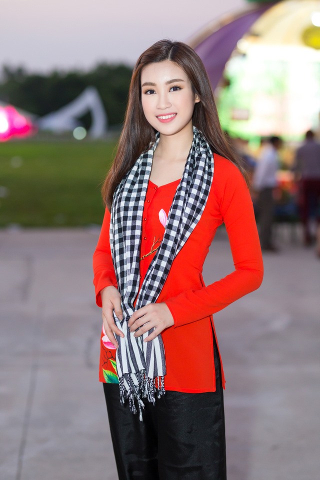 Hoa hậu Đỗ Mỹ Linh duyên dáng trong trang phục khăn rằn.