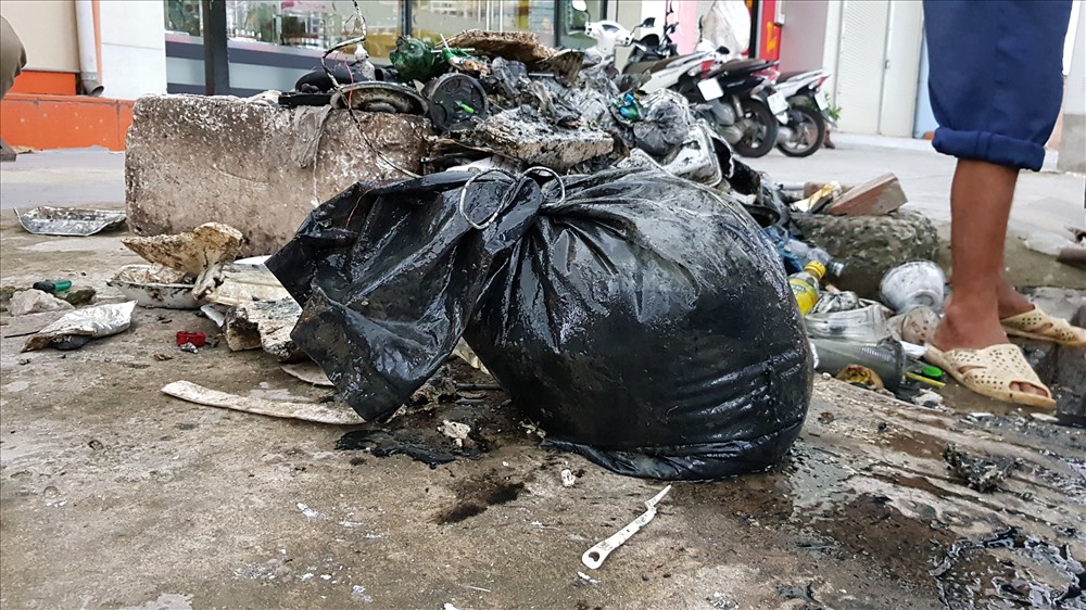 Bao rác to như bao gạo được trục lên từ miệng cống trên đường Nguyễn Hữu Cảnh vào ngày 18.10. Ảnh: Trường Sơn